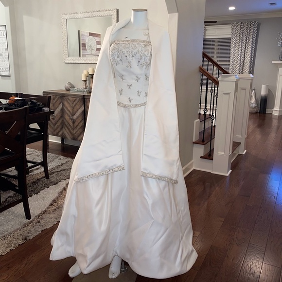 Wedding dress with built in bustle and matching wrap.  Off white, US Size 8 - Picture 2 of 16